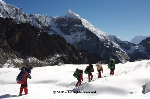 Porters descending Cho La 2407