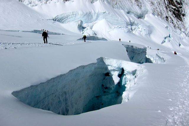 mount everest crevasse