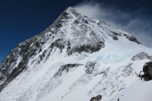 The summit pyramid with a plume of the Everest South summit. The Balcony is the snowfield in the midle of the right skyline
